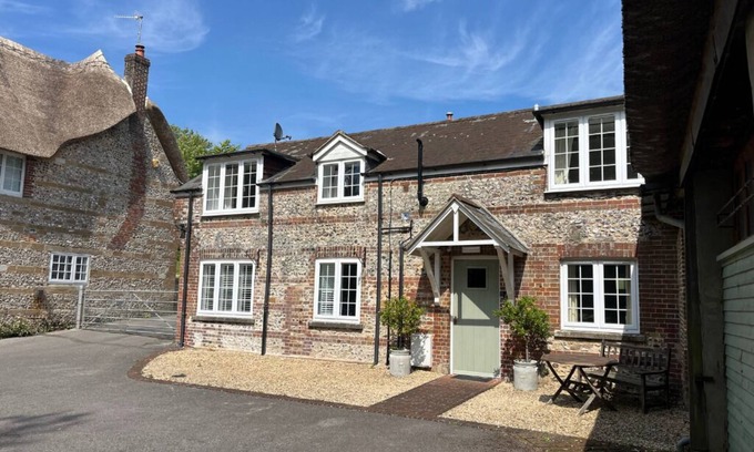 Piddletrenthide Cottage | Stylish Cottage Escape in Piddlehinton, West Dorset. Pet friendly!