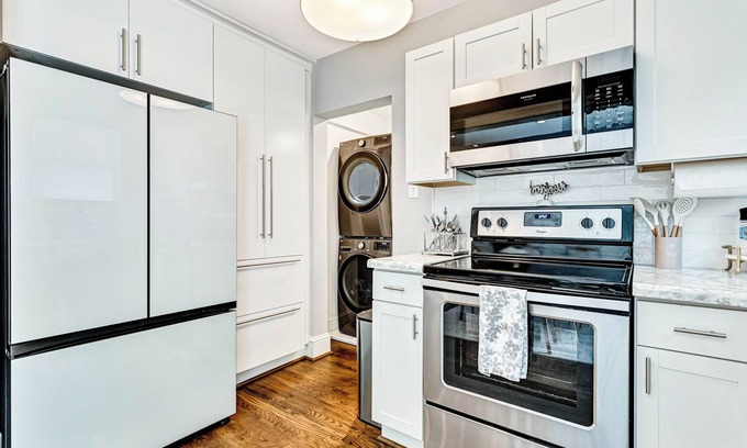 Lakeside House | Stylish Cottage near Botanical Gardens + Huge Deck