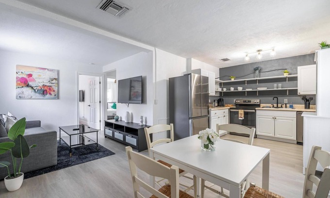 Poiciana Park II Cottage | Stylish Cottage Near Beach, Downtown, and Airport