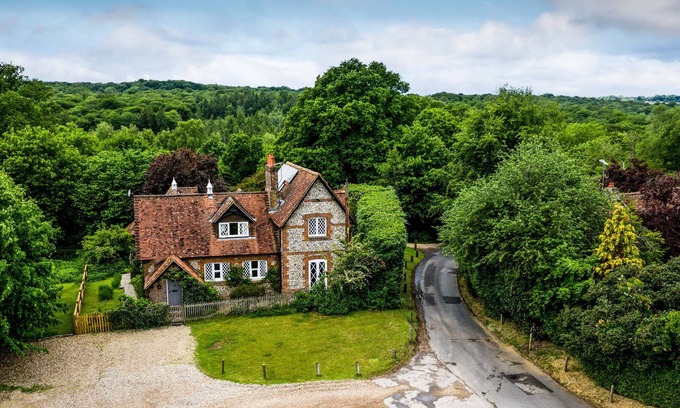 Highmoor Cross House | Stylish Country Cottage, Henley, Oxfordshire