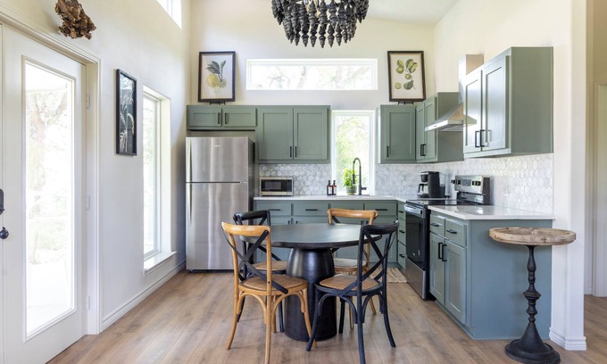 Warrenton House | Stylish Country Getaway | Minutes to Round Top