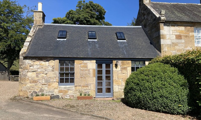 Nine Mile Burn Cottage | Stylish countryside cottage outside Edinburgh