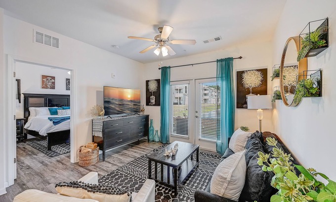 Jacksonville Apartment | ⭐Stylish & Cozy⭐ 2BR/2BA w/King Bed, Pool & Gym Nr I295 & Downtown