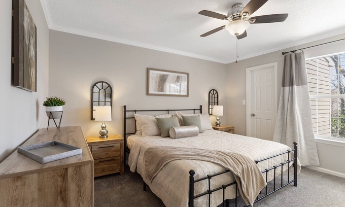 Williamsburg House | Stylish & Cozy 3 Bedroom – Convenient Location – Sleeps 7! Longer Stays Welcome!