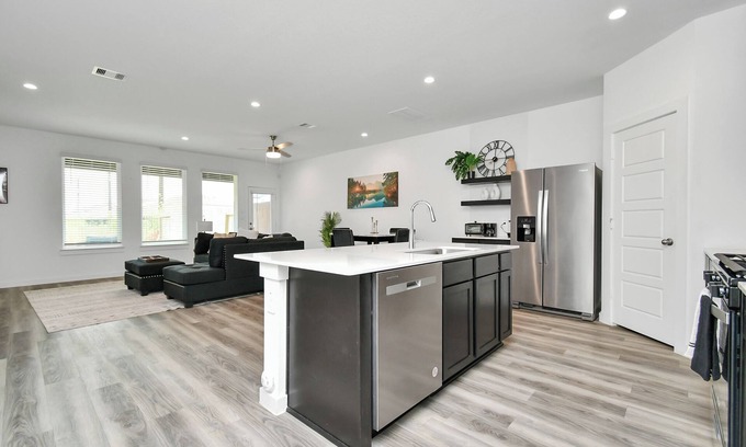 Southeast Houston House | Stylish & Cozy 4 Beds - Near Downtown W/Backyard