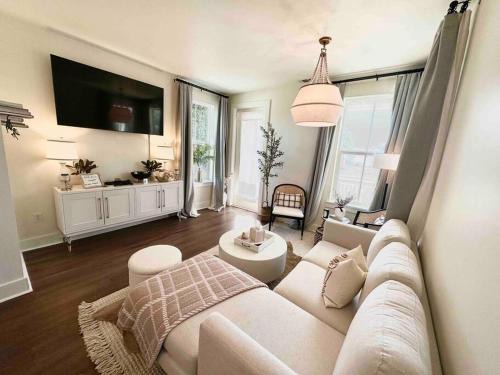 Ocean Springs House | Stylish Cozy Family Cottage with Golf Cart - 1 mile to Dwntn Ocean Springs and beach