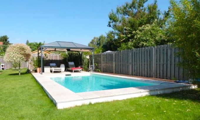 Altglienicke Apartment | Stylish, Cozy Guest House with Terrace & Pool