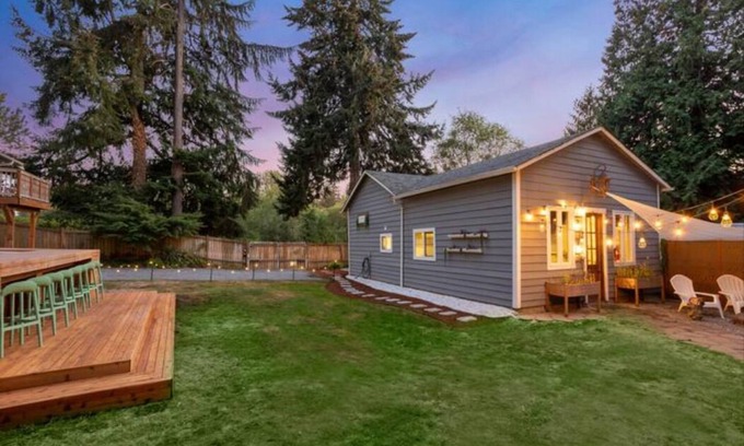 Highline House | Stylish & Cozy Lakeside Retreat Accommodations. Great location!