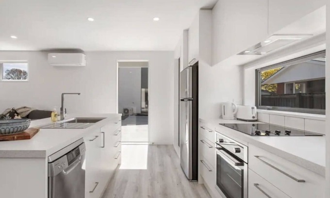 Bishopdale House | Stylish & Cozy Townhouse in CHCH