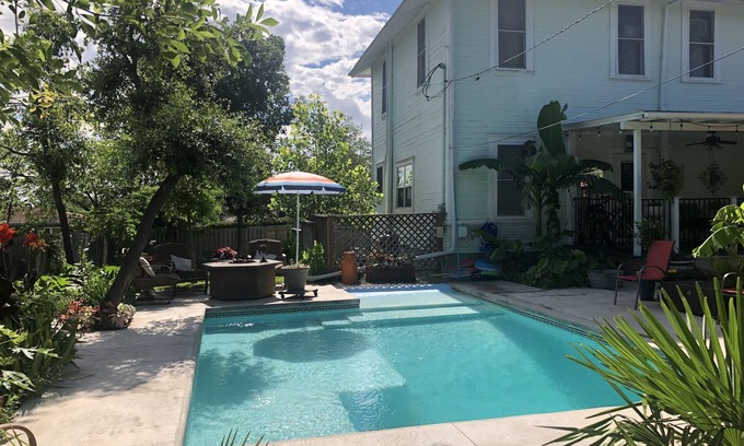 Taylor House | STYLISH COZY URBAN OASIS IN DOWNTOWN TAYLOR WITH POOL