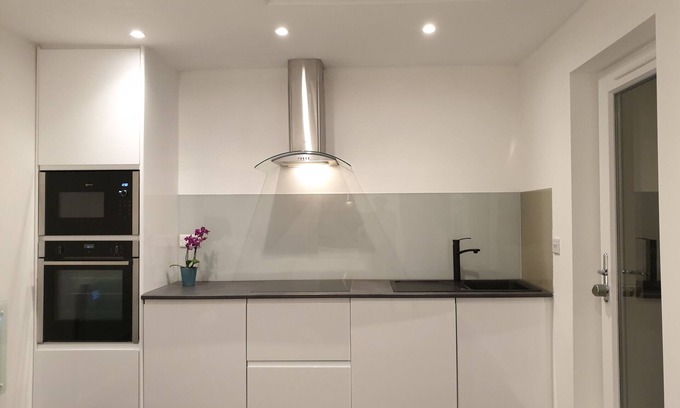 Filton Apartment | Stylish detached studio with a wet room, Satellite TV & other amenities π