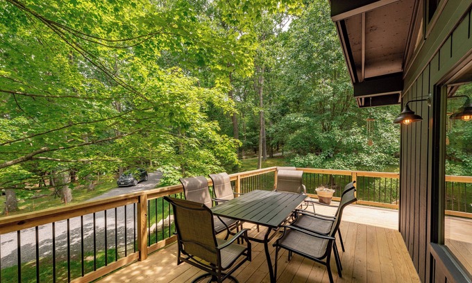 North Glade Hills House | Stylish Dog Friendly Cabin Near Lake, Trails & Skiing