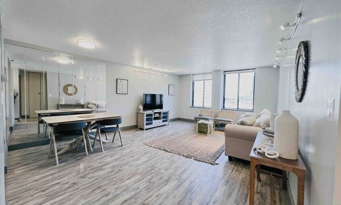Downtown Hartford Condo | Stylish Downtown Business| Hospital | WD | GYM