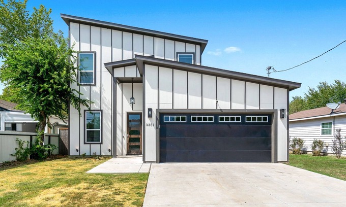 West Dallas House | Stylish Downtown Home with Massive Backyard