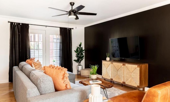 Rutledge Hill Apartment | Stylish Downtown Nashville 3 Beds, 1 Bedroom with Private Patio, Parking