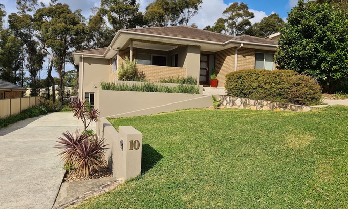 Malua Bay Apartment | Stylish duplex/apartment in quiet family street just 500m from patrolled beach