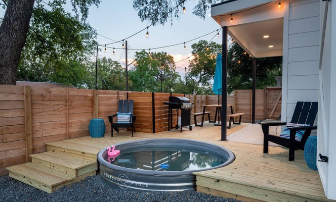 Rosewood House | Stylish Eastside Getaway Yard, Pool, Firepit & Golf Nearby