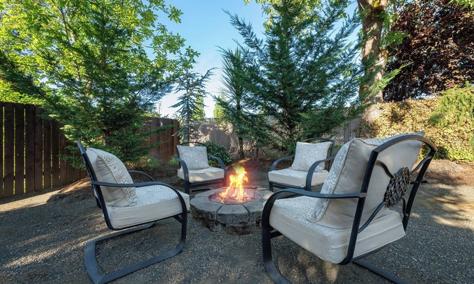 Roseburg House | Stylish Escape - Chic & Cozy with relaxing backyard
