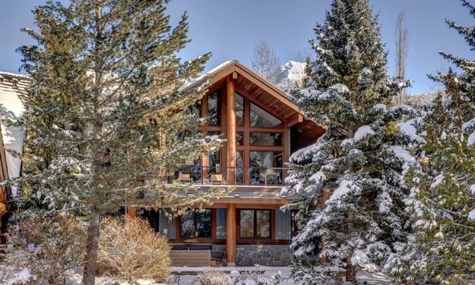 Nicklaus North House | Stylish Family Chalet, Hot Tub, Views, BBQ