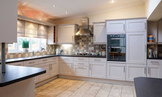 Penylan House | Stylish Family Home Close To City Centre with Parking