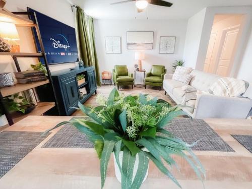 Southside House | Stylish Family Home Near Lackland POOL