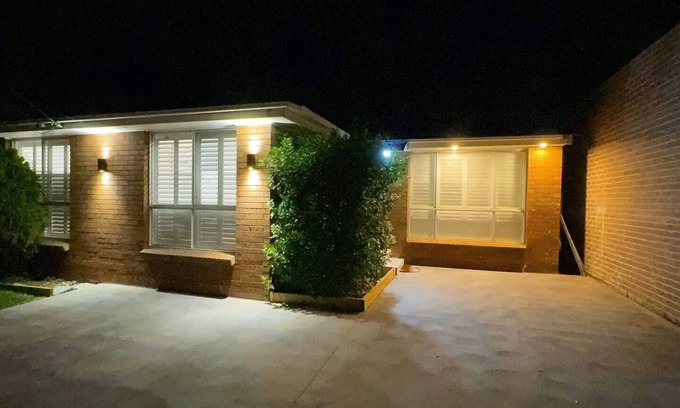 Kingswood House | Stylish Family House - Convenient Stay!