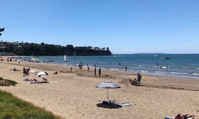 Browns Bay House | Stylish Flat 2 Mins Walk To Beach