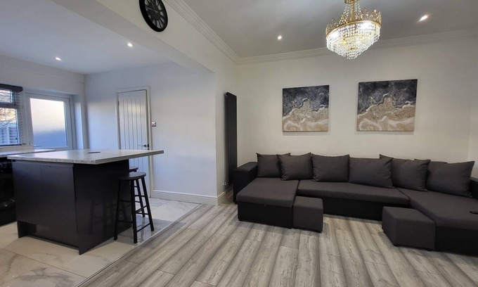 East Ham South House | Stylish Flat | Sleeps 3 | E6