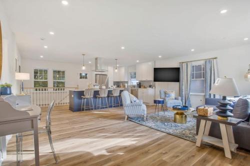 Annapolis House | Stylish + fresh bungalow 2 blocks from N-MC Stadium