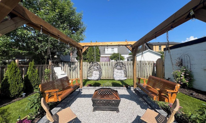 St. Catharines House | Stylish Fully-Loaded Home—Hot Tub, Fire-Pit, Stunning Backyard & 6 Parking Spots