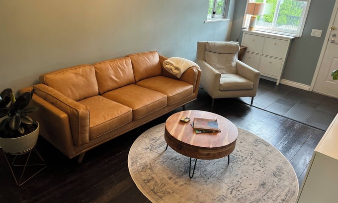 East Side House | Stylish Garden suite in the heart of East Van w Mtn views. Downtown in 15 mins!
