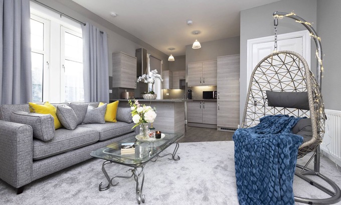 Peebles Apartment | Stylish George Street Apartment
