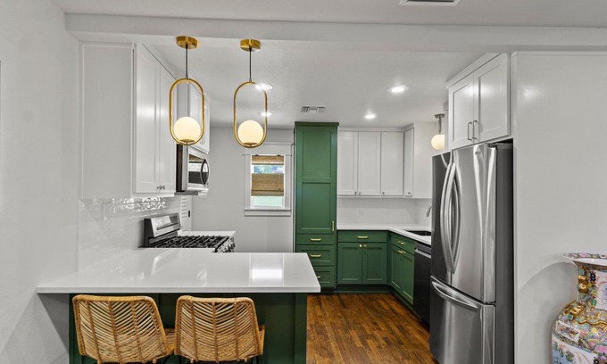 Weatherford Apartment | Stylish getaway in the Historical District. Walk to Dinner & Shopping. Fast WiFi