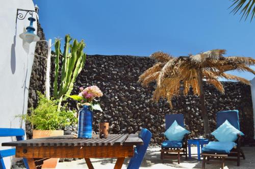 Uga Apartment | Stylish getaway with secluded Patio in lava Finca