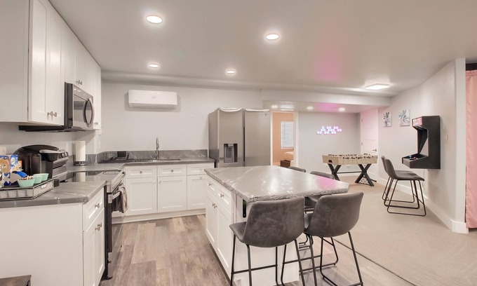Green Valley Ranch House | Stylish&Hip+Arcade+PrivateEntry+Kitchen+Patio@DIA