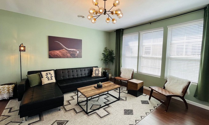 Oak Cliff House | STYLISH Historic Home Near Bishop Arts- 5 min