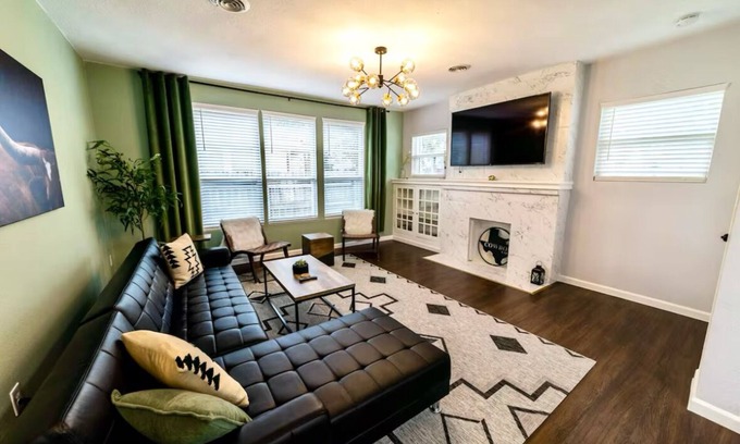 Oak Cliff House | STYLISH Historic Home Near Bishop Arts – 5 min