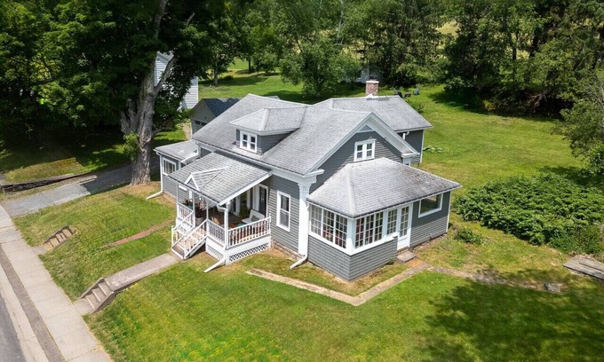 Bovina Center House | Stylish Historic Home – Timeless Charm with Modern Touches