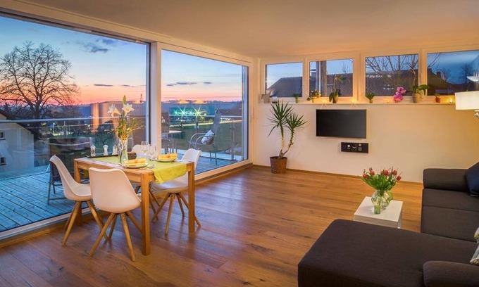 Hoerbranz Apartment | Stylish Holiday Apartment “Dreiländerblick” with Private Balcony & Wi-Fi