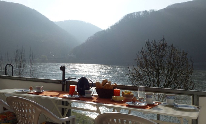 Spay House | Stylish holiday home right on the Rhine with a dream view