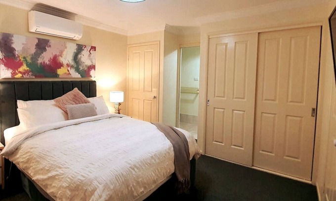 Worrigee House | Stylish Home 3mins walk to Worrigee Medical Centre