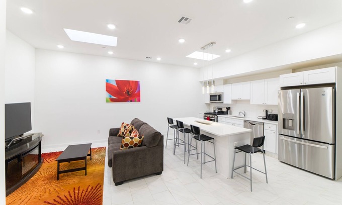 East Passyunk Crossing House | Stylish Home 4BD/4BATH/2 Indoor Car Garage near all Stadiums and Center City