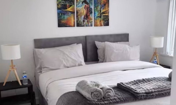 Sheldon House | Stylish home Airport-JLR-HS2-NEC-Driveway