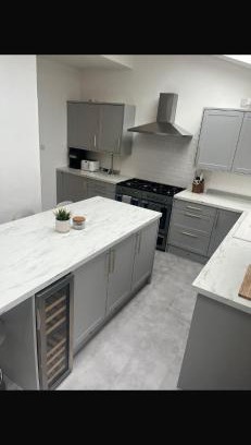 Moreton House | Stylish Home Away From Home! 6 Minutes from Beach!