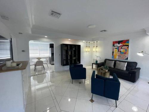Royal Poinciana Apartment | Stylish Home close to everything