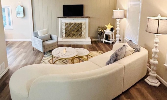 North Buffalo House | Stylish home from home