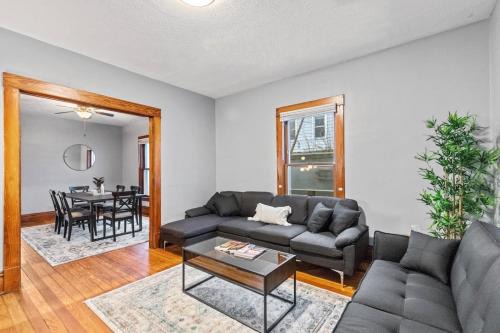 Creston Heights House | Stylish Home Near Heart Of Downtown Sleeps 8