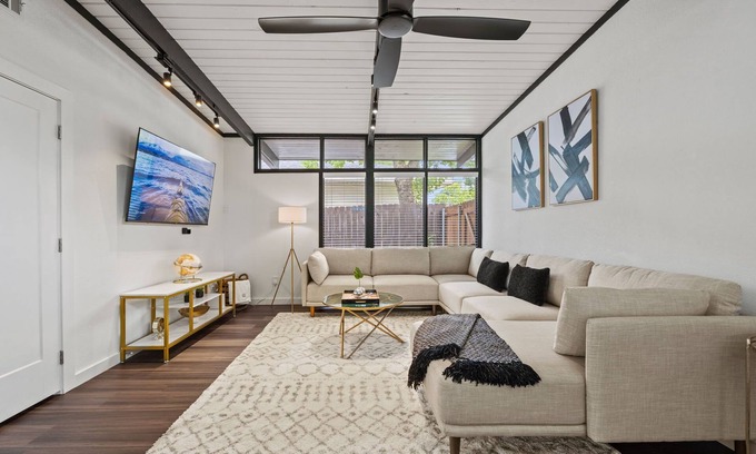 Northwest Dallas House | Stylish Home near Love-Field Airport, King & Queen Beds with a Large Yard