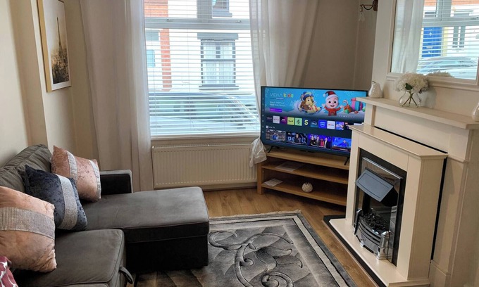 Sneinton House | Stylish Home near Shopping - Book Summer Stays Now