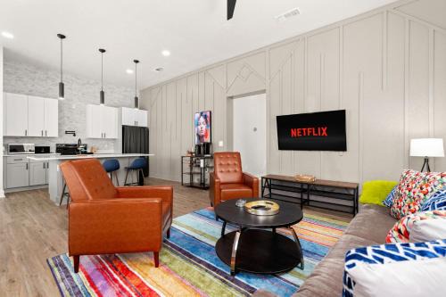 Near East Side House | Stylish Home Nr Dt, Alamo, River Walk Games Wifi